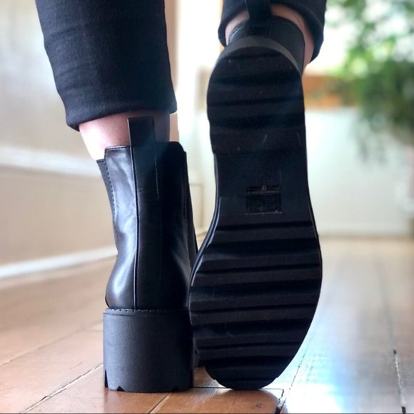 UO Chelsea Black Boots Size 7 - Picture 8 of 8